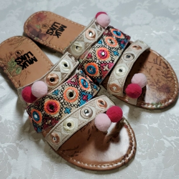 Muk Luks Shoes - ⬇️🖤NWOT Muk Luks Pink Pom-Pom Rory Sandals
